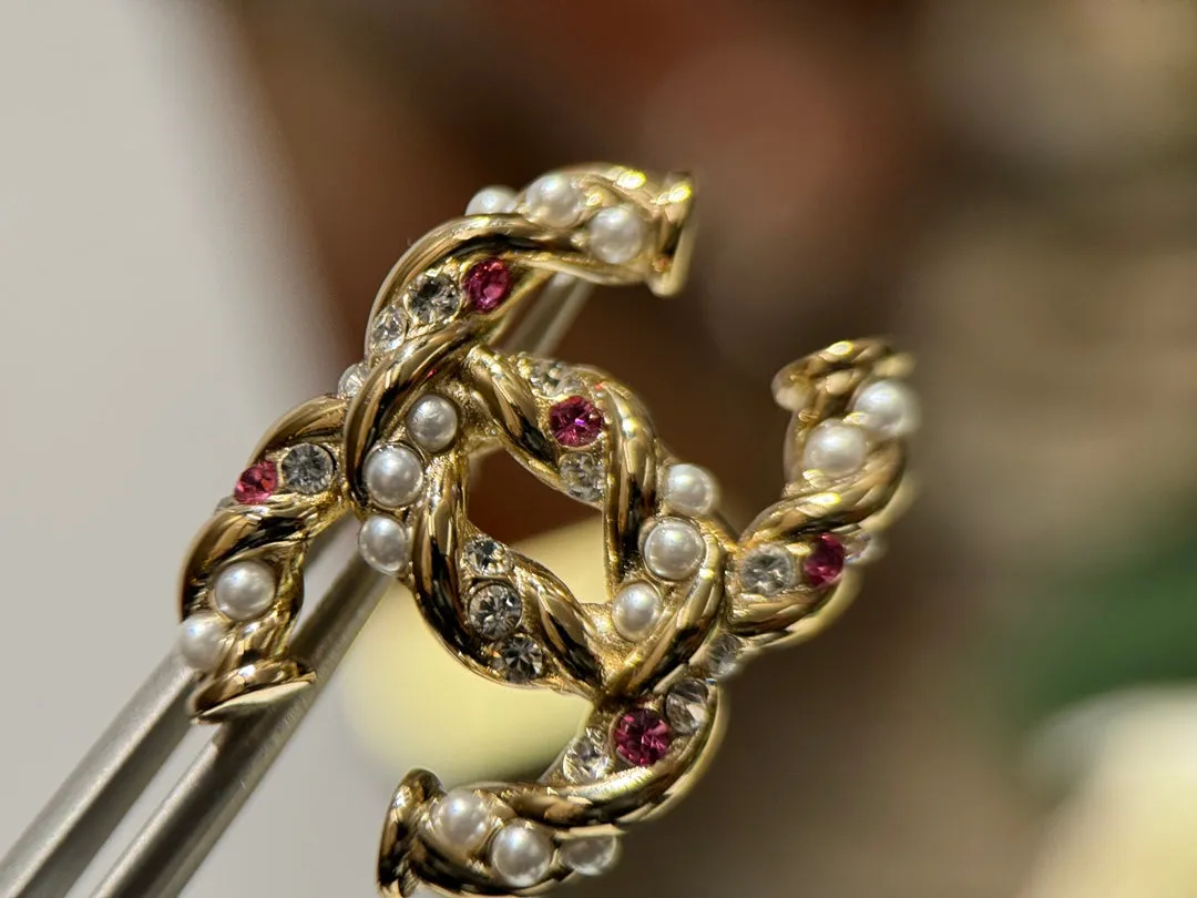 2024 New Button Rope Inlaid Pink Diamond Versatile Pearl Earrings EHHCE290C40