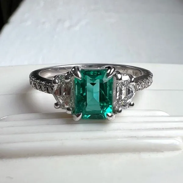 Emerald & Diamond Ring, 0.98ct.