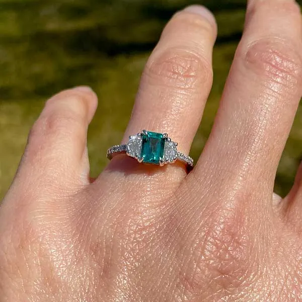 Emerald & Diamond Ring, 0.98ct.