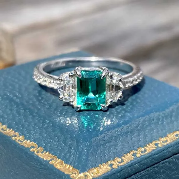Emerald & Diamond Ring, 0.98ct.